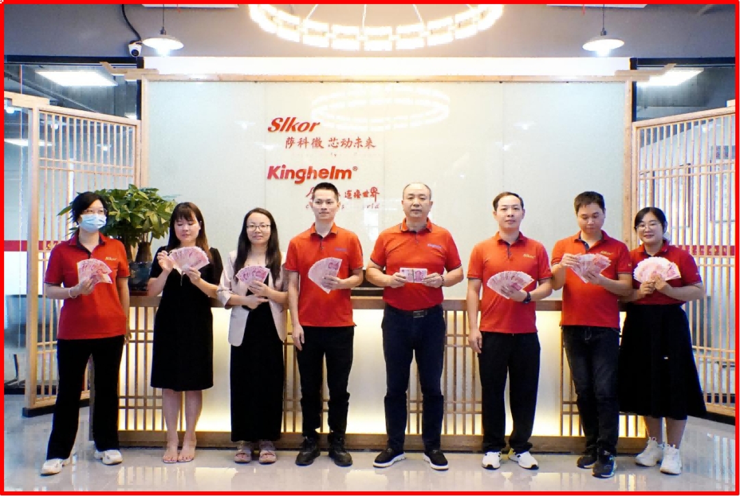 General Manager Mr. Song Shiqiang awarding bonuses to team members