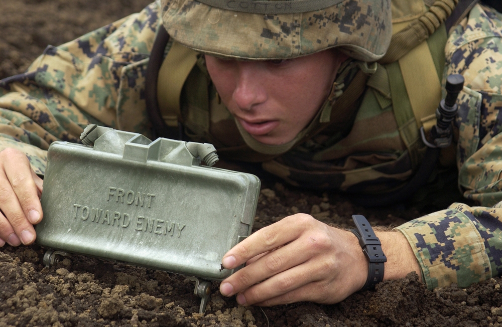 Dale Dye Reveals How the M18A1 Claymore Mine Reshaped the Modern Battlefield Dale Dye Reveals How the M18A1 Claymore Mine Reshaped the Modern Battlefield