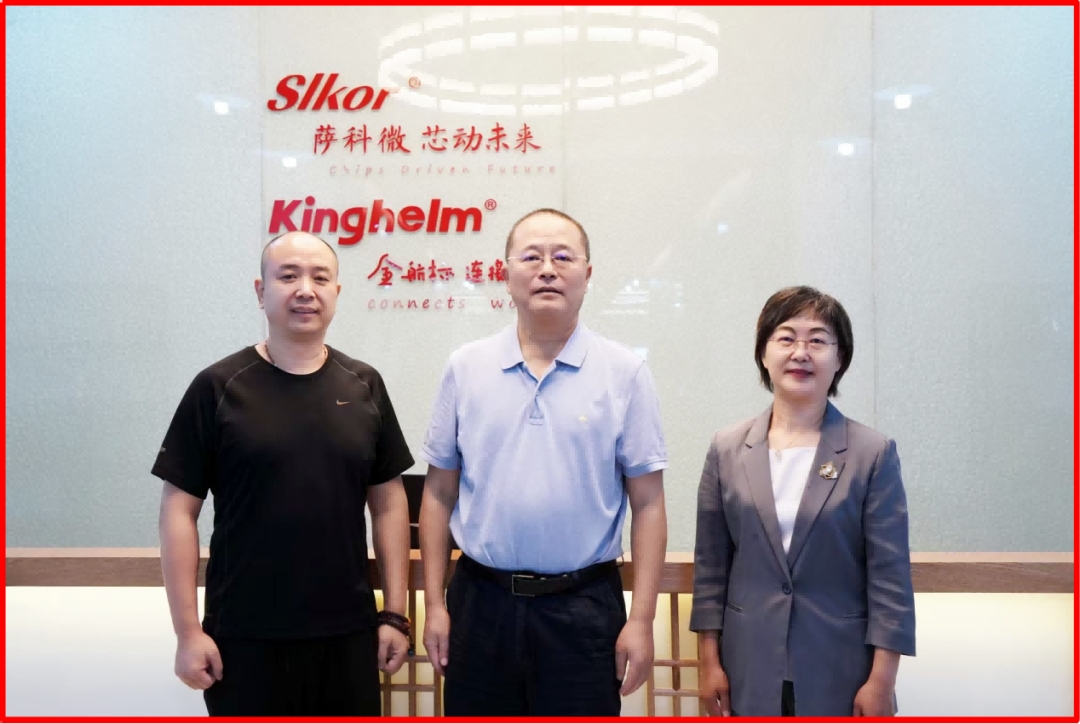 Mr. Song Shiqiang (left), Mr. Zhou Jiguo (center), and Ms. Xiong Yuhong (right)