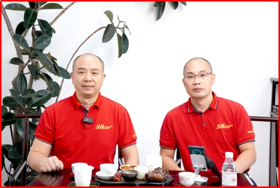 Chip Expert Mr. Su (right) in deep conversation with Mr. Song Shiqiang (left) Chip Expert Mr. Su (right) in deep conversation with Mr. Song Shiqiang (left)