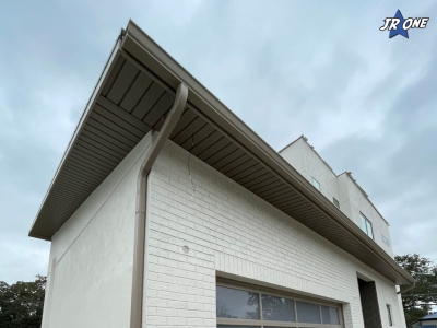 Enhance Drainage and Landscaping: JR One Aluminum’s Expert Gutter Installations Keep Apollo Beach Homes Safe and Beautiful Enhance Drainage and Landscaping: JR One Aluminum’s Expert Gutter Installations Keep Apollo Beach Homes Safe and Beautiful