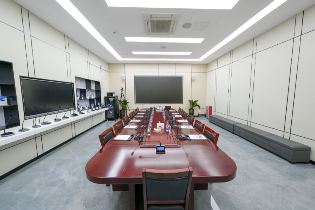 Fully integrated intelligent conference room setup with ITC audio-visual routing matrices and desktop microphones, designed for enterprise networking parallel to the FMUSER FBE013 guest room terminals.