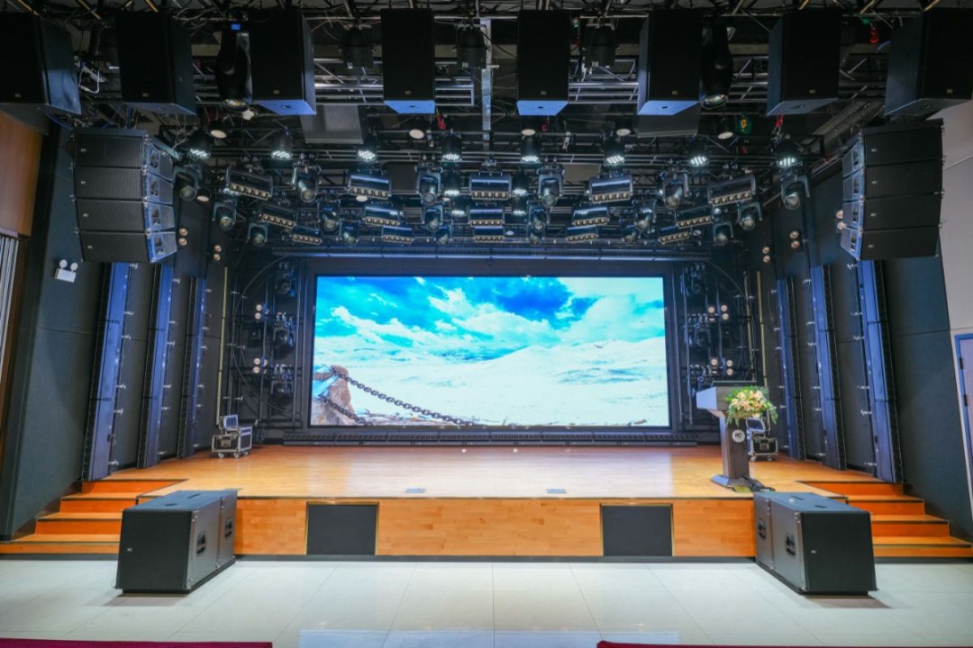 Large-scale hotel ballroom equipped with an ITC high-refresh indoor LED screen and professional line array audio system, forming a complete AV solution complementary to the FMUSER smart hotel TV system.