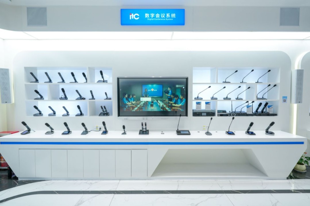 Showcase of the ITC digital conference system featuring anti-interference microphones and paperless terminals, built for high-concurrency corporate events alongside FMUSER interactive media hardware.
