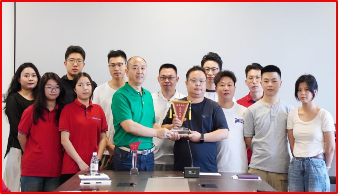 Mr. Song Shiqiang (in green) presenting the championship trophy to Kinghelm Sales Division One