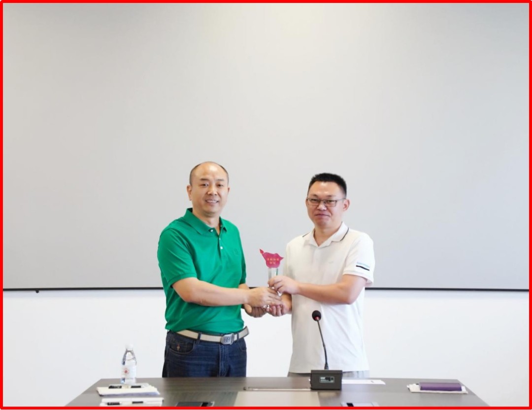 General Manager Mr. Song Shiqiang presenting the award to Top Salesperson Deng Haifeng