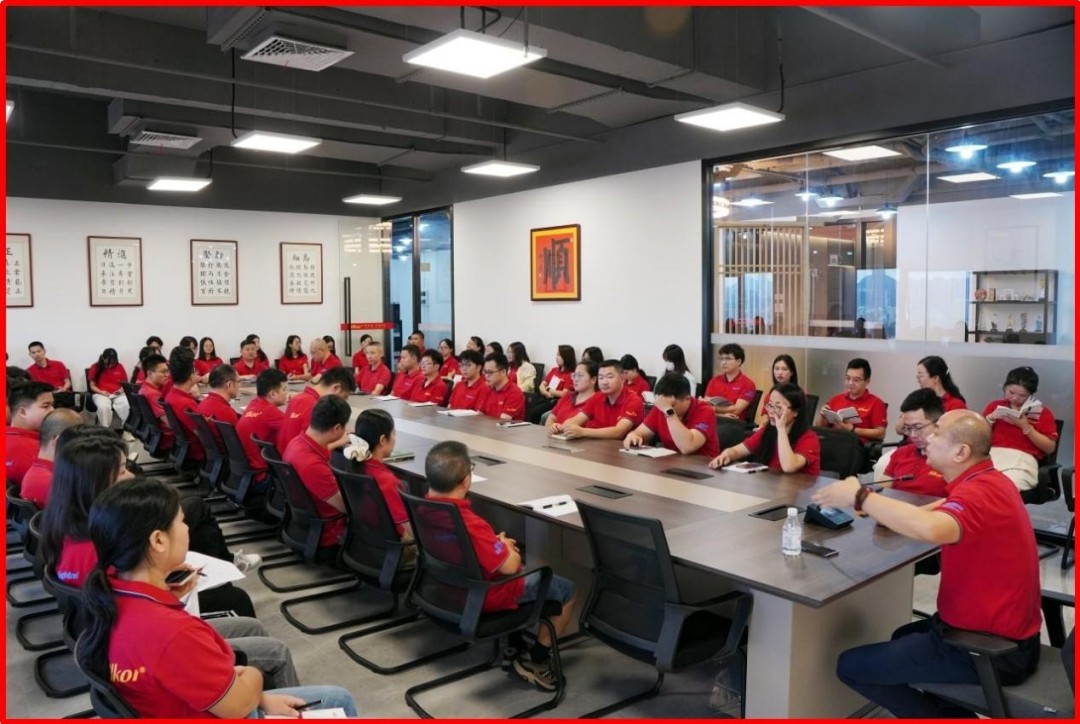 Kinghelm and SLKOR headquarters all-hands meeting, presided over by General Manager Song Shiqiang (first from right)