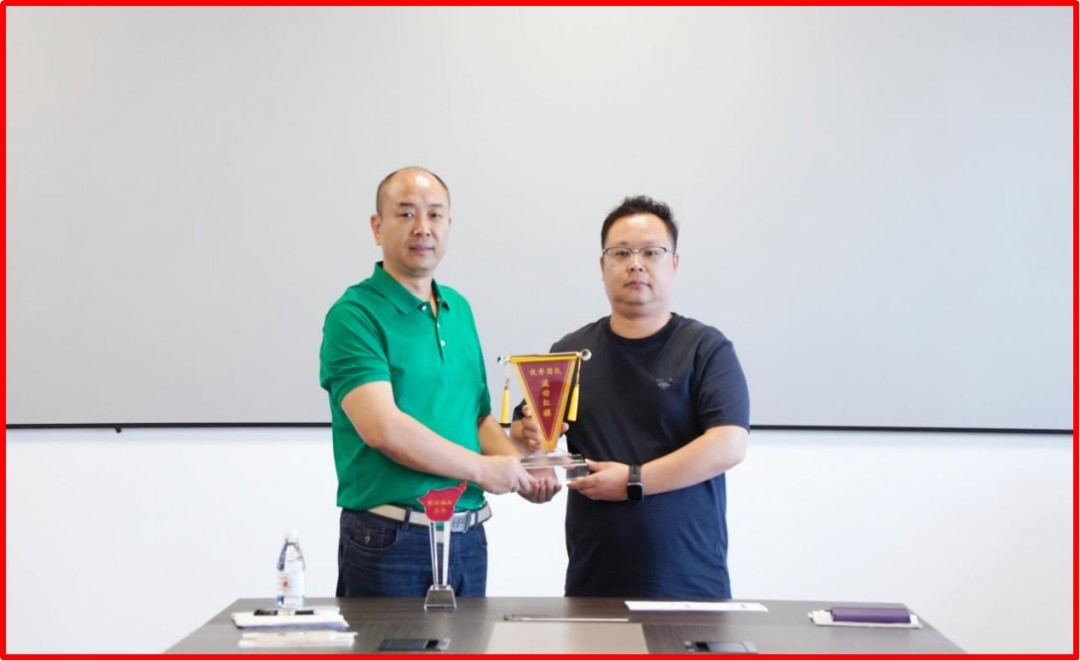 Mr. Song Shiqiang (left) with Kinghelm Sales Division One Director Zeng Qingrong (right)