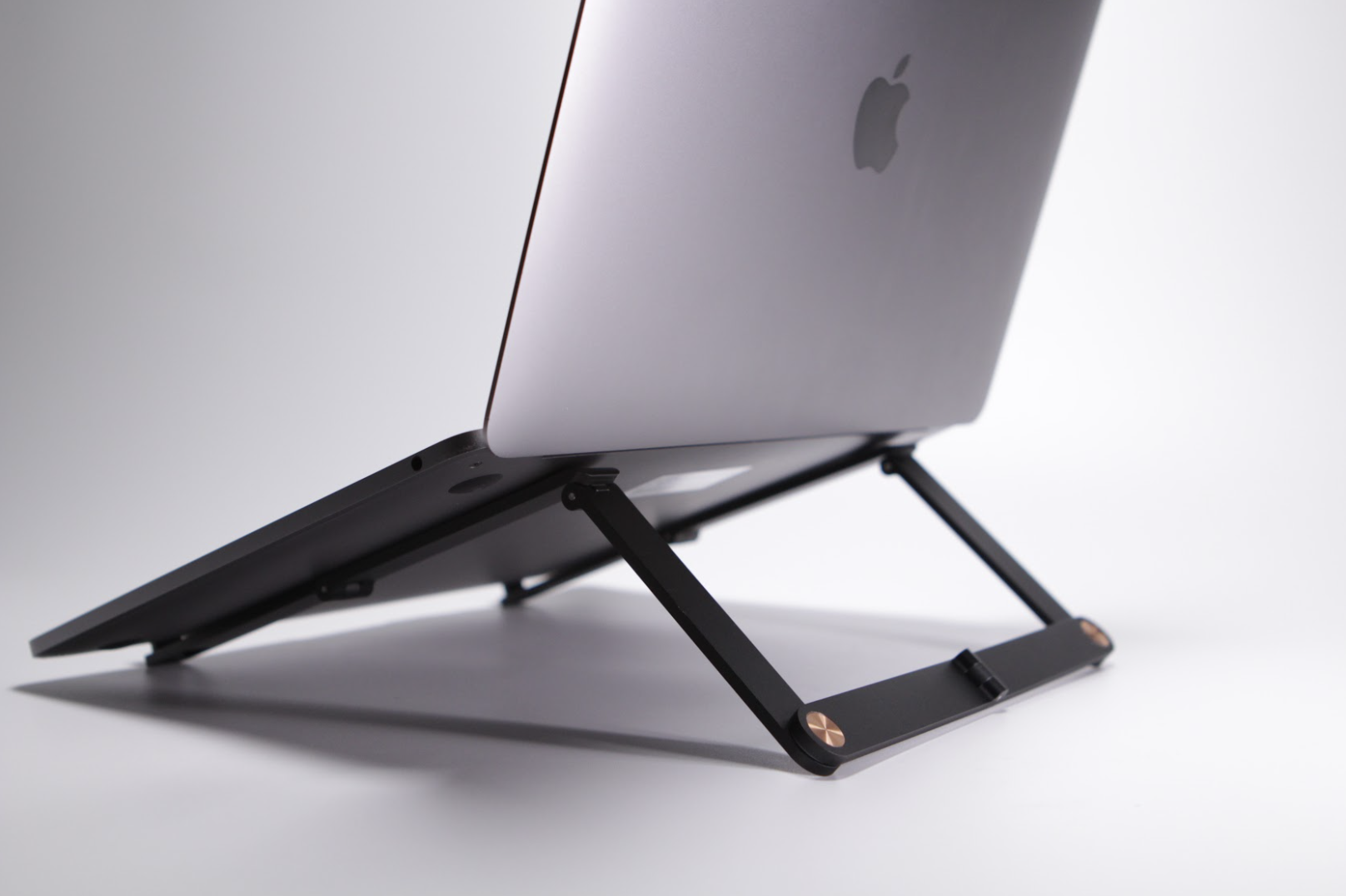 Mantiz, the World Smallest Laptop Stand Is Changing the Way People Work