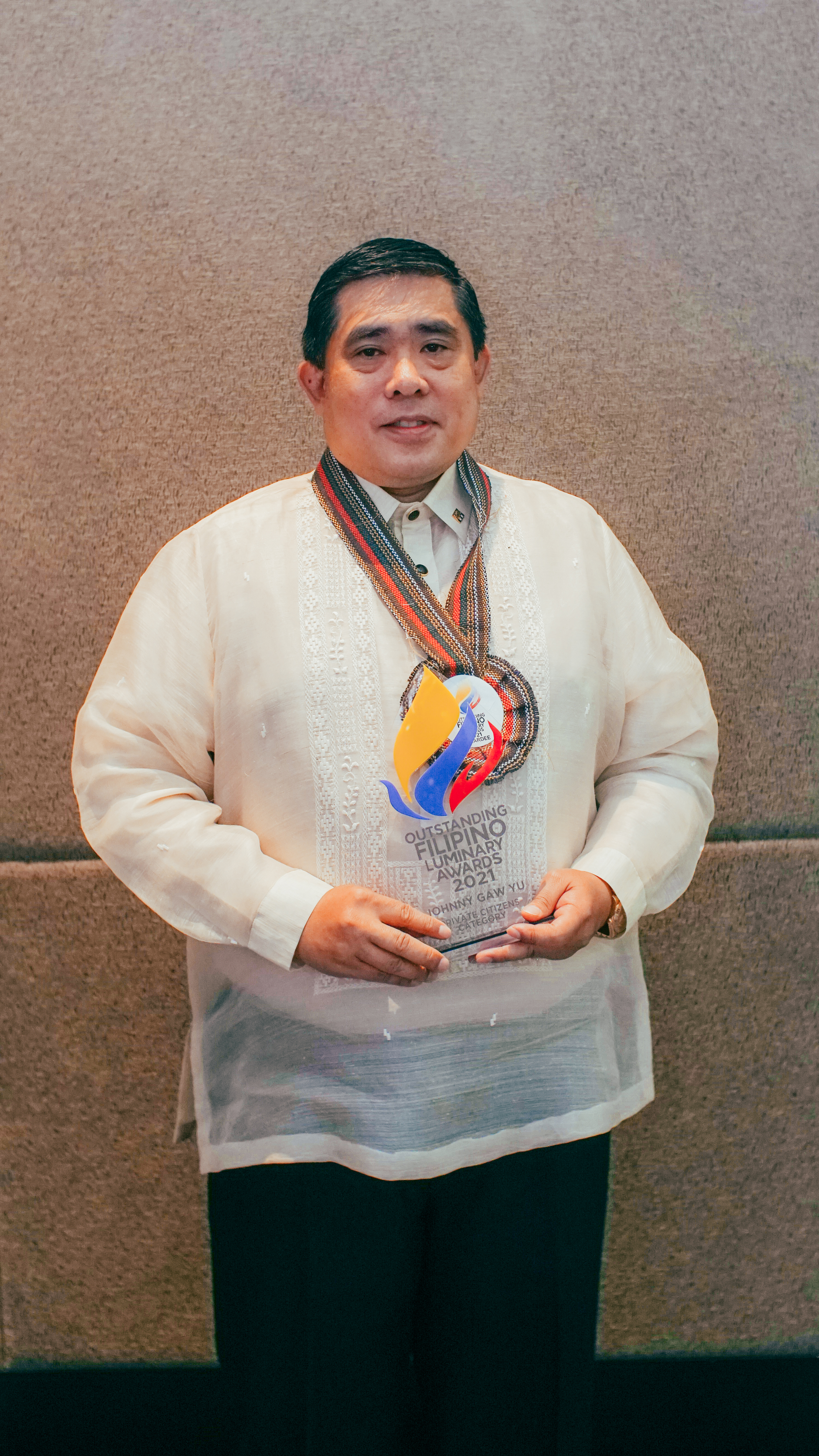 Johnny Gaw Yu Receives Golden Globe Annual Award for Outstanding Filipino Achiever
