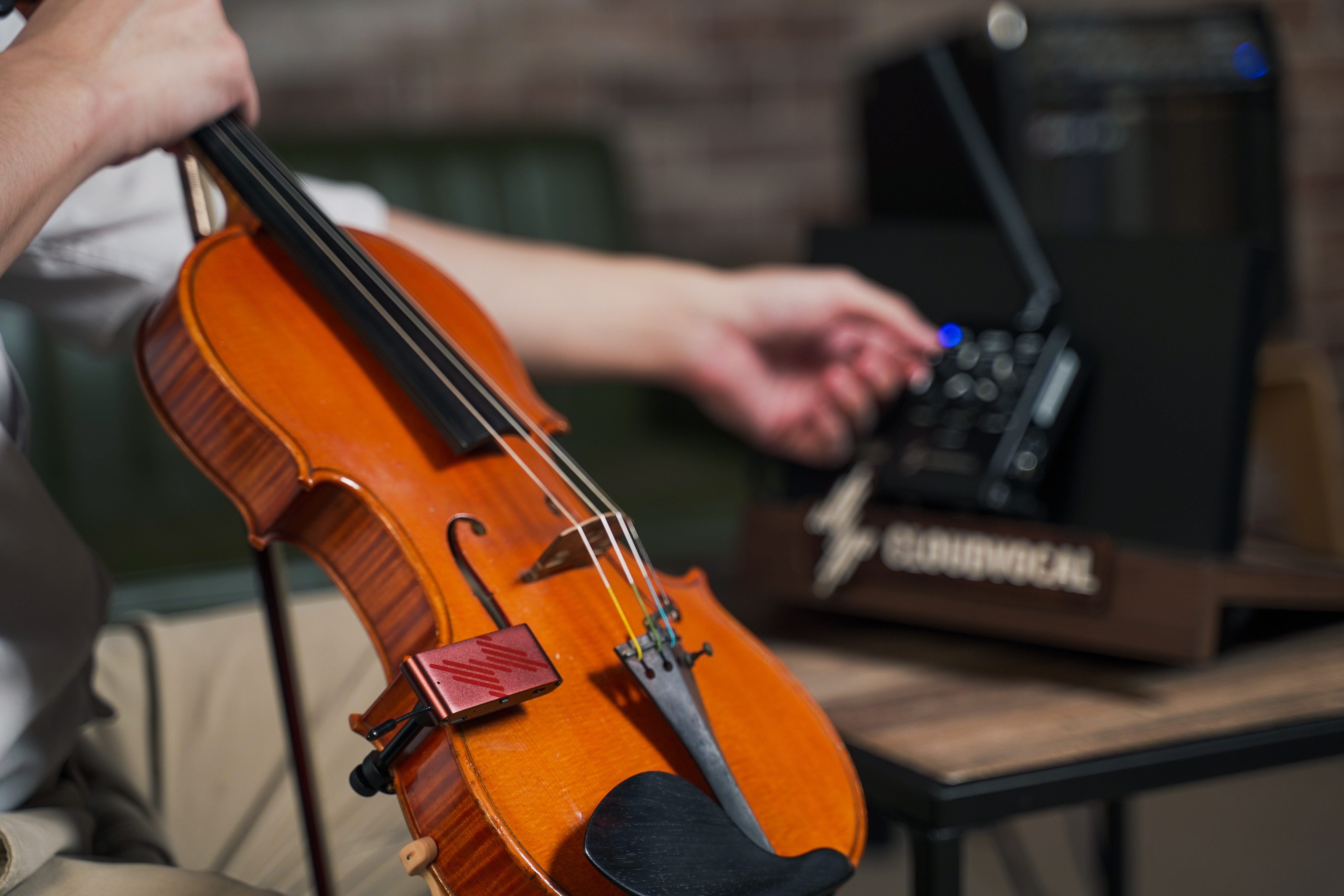 CloudVocal Presents A Wireless Microphone For Violinists