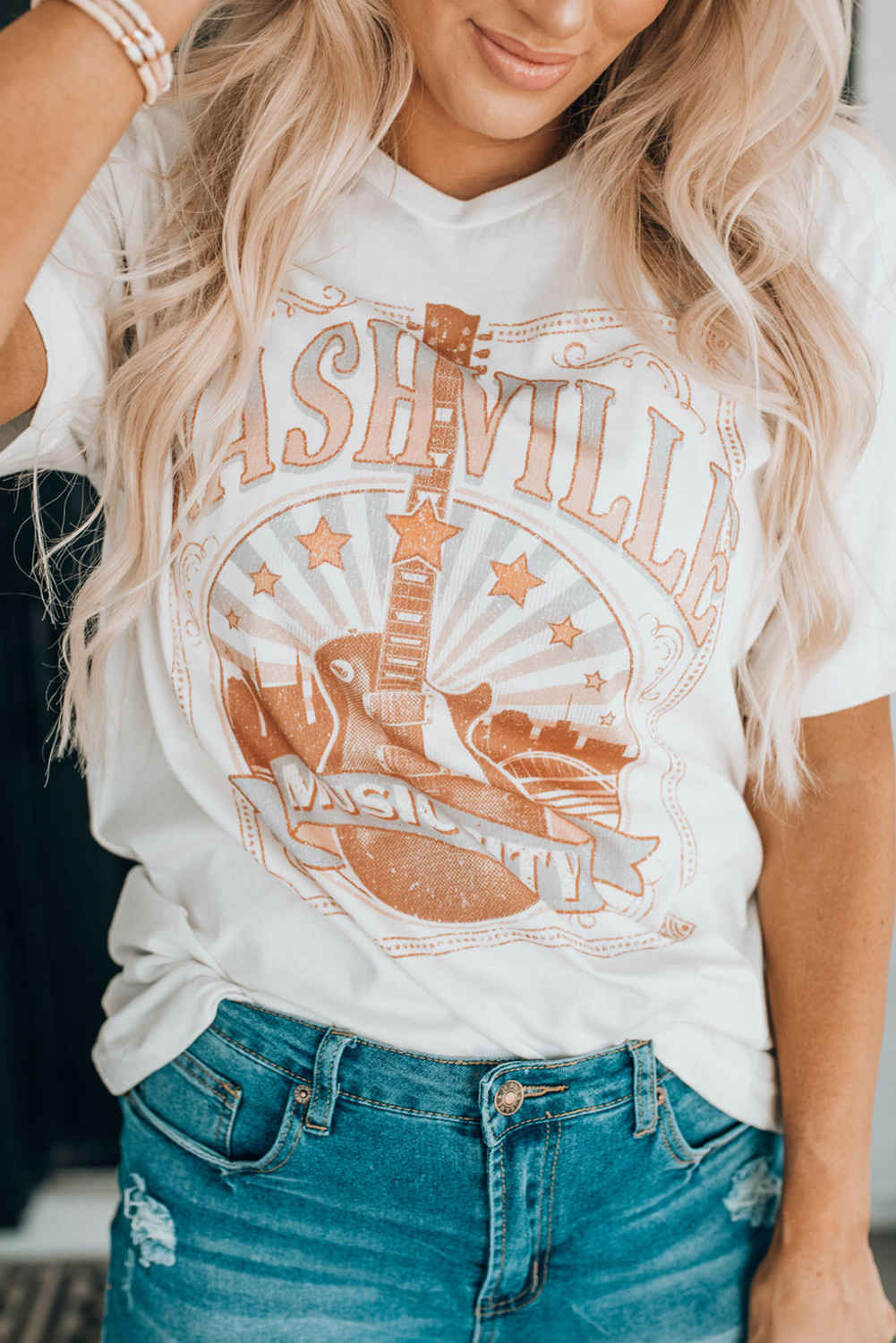 Fashionable ways to wear women's graphics tees 