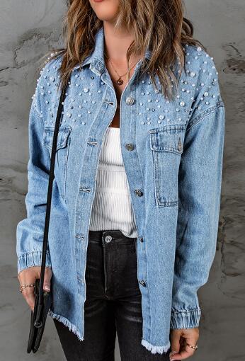 Wearing women’s denim jackets is becoming a cool trend again 