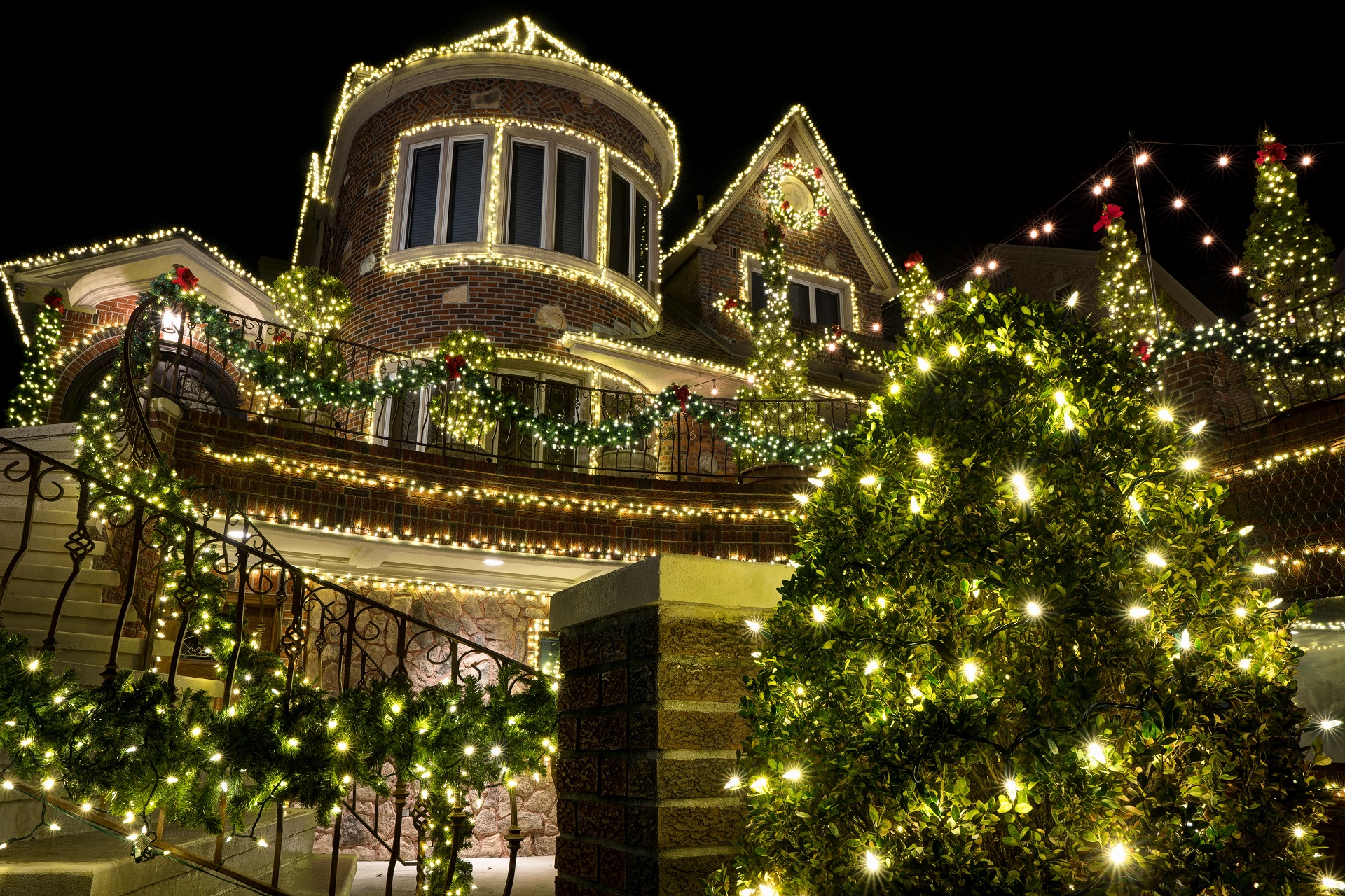Illuminate Holidays: Explore Enchanting Christmas Celebrations in Florida with Outdoor Lighting