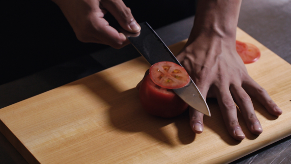 何世代にもわたって作り継がれてきた時代を超越した日本製ナイフ