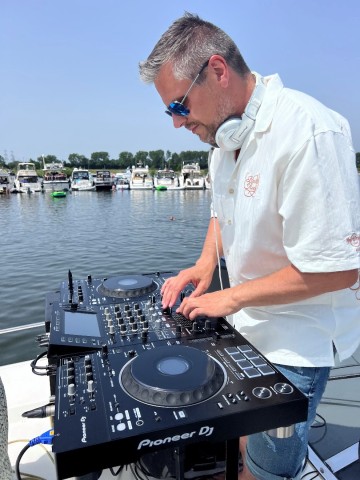 DJ SOULFLVR verlicht de waterwegen van Nederland op Yatsoul Festival.