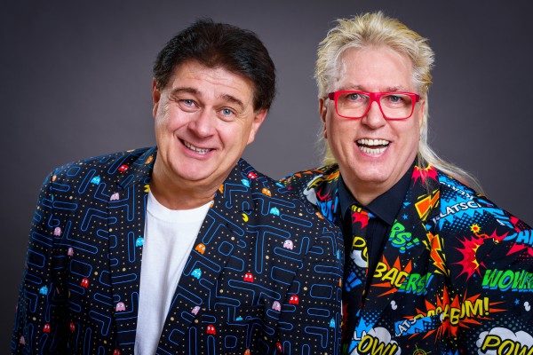 Die deutschen Sänger Olaf und Hans kündigten die Veröffentlichung des Songs „Du Blöde Kuh Du“ auf Englisch an
